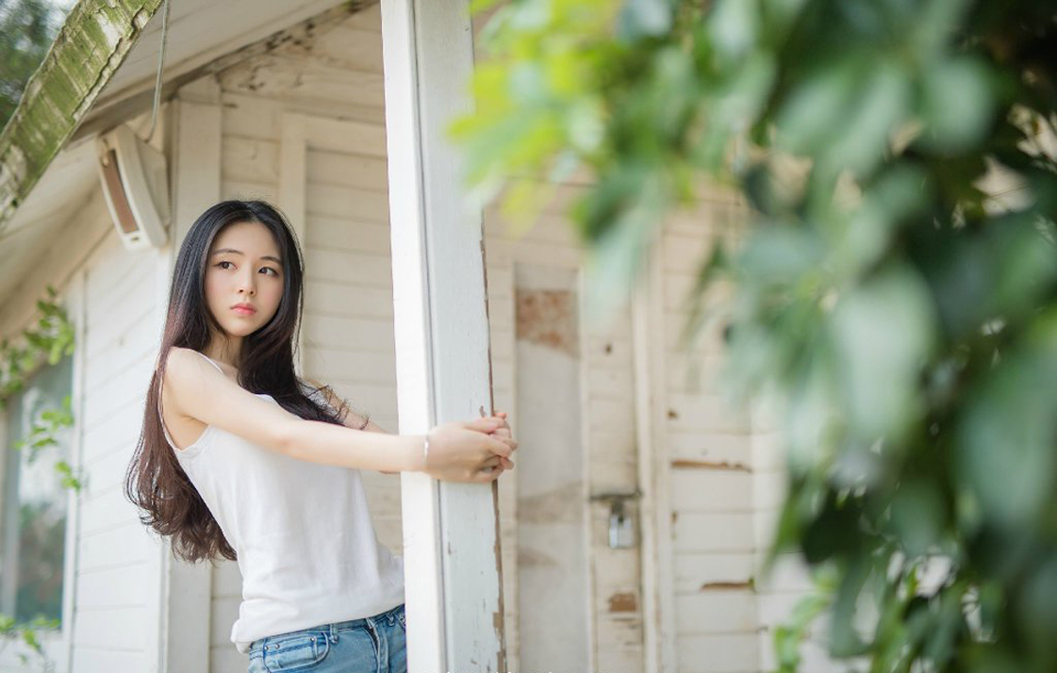 在这城市里，我相信一定会有那麽一个人，想着同样的事情，怀着相似的频率，在某站寂寞的出口，安排好了与我相遇。